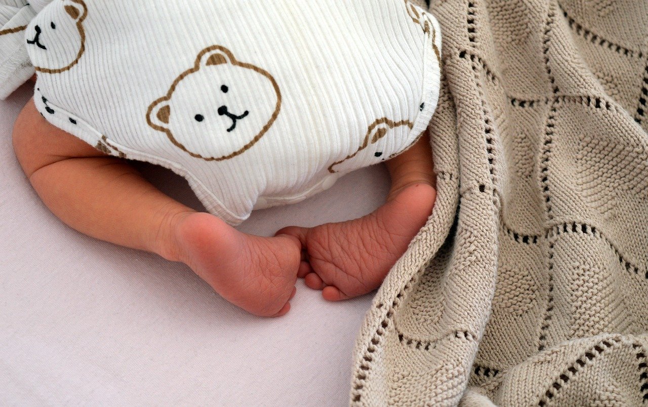 Najlepsze materiały na ubranka dla niemowląt - przegląd oferty sklepów