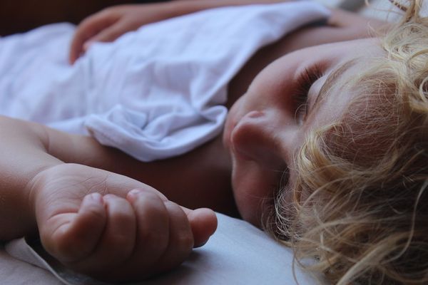 Bezpieczne sny Twojego dziecka – poradnik wyboru łóżka dziecięcego